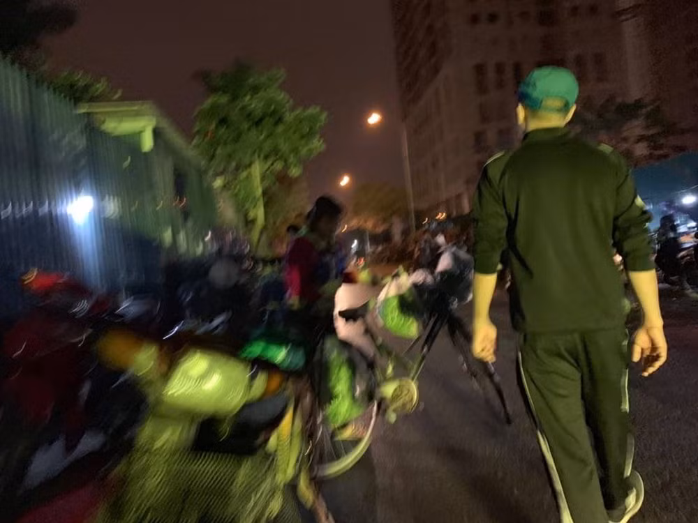 Xe cộ xếp ngang dọc, chiếm hết lòng đường phố Trần Quốc Vượng. Khu chợ tạm, chợ không phép ở quận Cầu Giấy đang gây bức xúc dư luận.