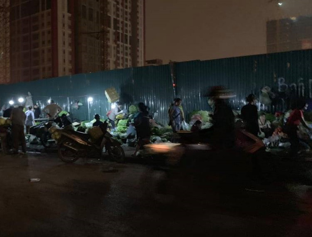 Ông Mạc Đình Thắng - Trưởng Công an phường Dịch Vọng Hậu cho biết: “Trước Tết Nguyên đán 2019, quận đóng cửa chợ nông sản, 600 -.700 tiểu thương không có chỗ bán hàng, người ta kéo đi khiếu kiện khắp nơi. Bây giờ sắp xếp chỗ cho người ta bán chưa có nên họ mới tản ra. Công an phường đang tham mưu với UBND phường giải quyết nhiều vấn đề ở đây”. Vị này khẳng định Công an phường Dịch Vọng Hậu không “bảo kê” hoạt động ở chợ này như thông tin người dân phản ánh.