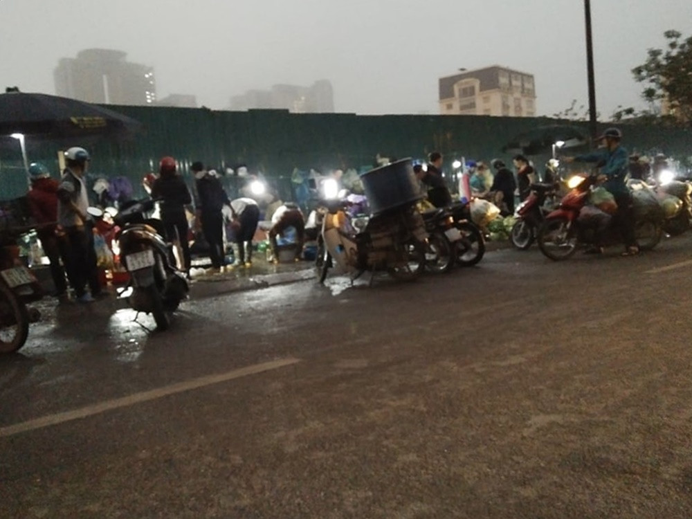 Dù hoạt động không phép, nhưng suốt nhiều tháng qua, các sạp hàng, chỗ bán ở chợ tạm Trần Quốc Vượng vẫn được cung cấp điện chiếu sáng.