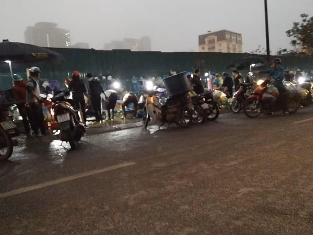 Dù hoạt động không phép, nhưng suốt nhiều tháng qua, các sạp hàng, chỗ bán ở chợ tạm Trần Quốc Vượng vẫn được cung cấp điện chiếu sáng.