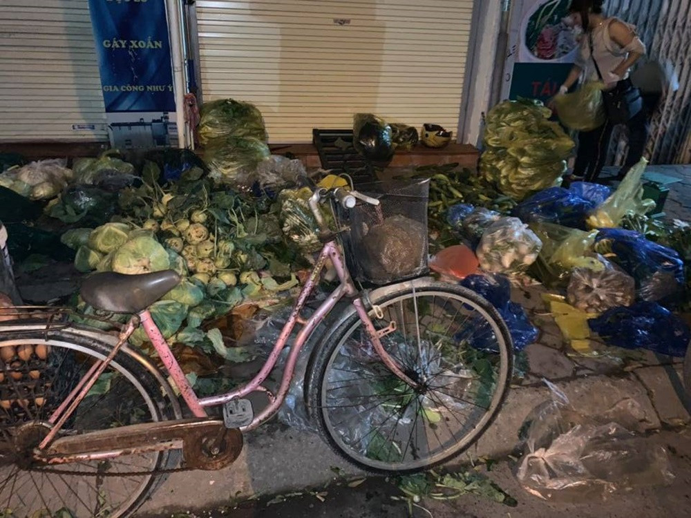 Những người buôn bán lấn chiếm vỉa hè phố Trần Quốc Vượng, ngay trước cửa các nhà dân sinh sống dọc hai bên phố Trần Quốc Vượng. Người dân nơi đây đang bị tiếng ồn ào tra tấn giấc ngủ mỗi đêm, rác thải nhếch nhác và mùi hôi thối gây ảnh hưởng đến cuộc sống mà không thể làm gì được.