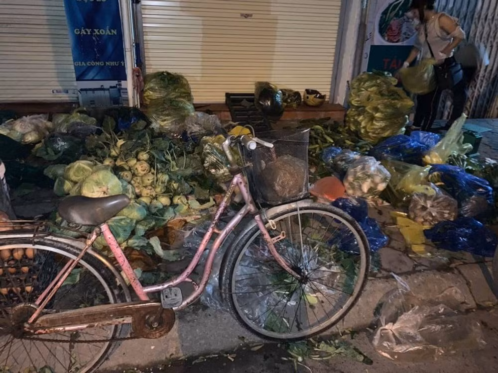 Những người buôn bán lấn chiếm vỉa hè phố Trần Quốc Vượng, ngay trước cửa các nhà dân sinh sống dọc hai bên phố Trần Quốc Vượng. Người dân nơi đây đang bị tiếng ồn ào tra tấn giấc ngủ mỗi đêm, rác thải nhếch nhác và mùi hôi thối gây ảnh hưởng đến cuộc sống mà không thể làm gì được.