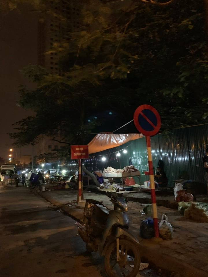 Điều khiến người tiêu dùng lo ngại là tại chợ này xuất hiện một số sạp hàng bày bán thực phẩm nghi không đảm bảo vệ sinh an toàn thực phẩm. Trong ảnh là một sạp hàng bày bán thịt gà đông lạnh.