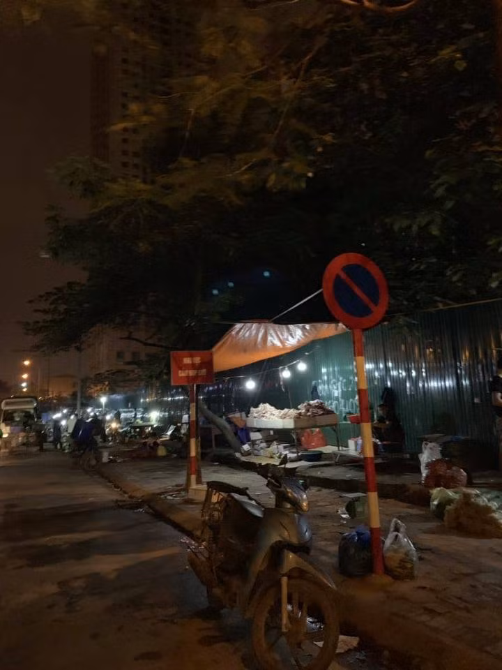 Điều khiến người tiêu dùng lo ngại là tại chợ này xuất hiện một số sạp hàng bày bán thực phẩm nghi không đảm bảo vệ sinh an toàn thực phẩm. Trong ảnh là một sạp hàng bày bán thịt gà đông lạnh.