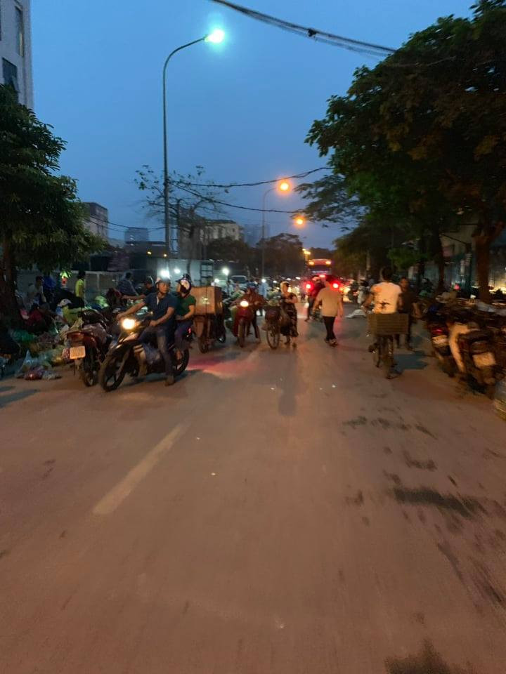 Thời điểm PV ghi nhận không thấy một bóng bóng dáng nào của các lực lượng chức năng phường Dịch Vọng Hậu.