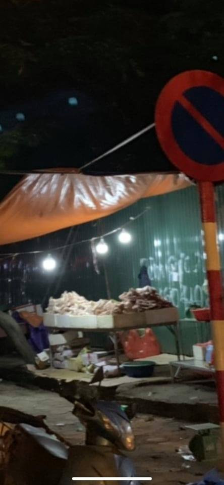 Số lượng thịt gà đông lạnh được bày bán rất nhiều, không rõ nguồn gốc xuất xứ của chúng là từ đâu?