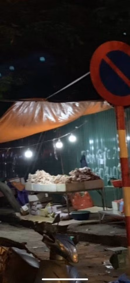 Số lượng thịt gà đông lạnh được bày bán rất nhiều, không rõ nguồn gốc xuất xứ của chúng là từ đâu?