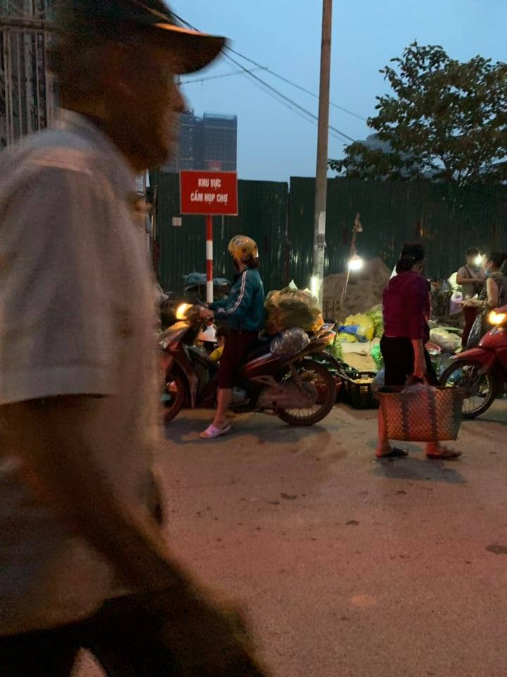 Những tấm biển “khu vực cấm họp chợ” cắm tại phố Trần Quốc Vượng giống như “thuật che mắt”.