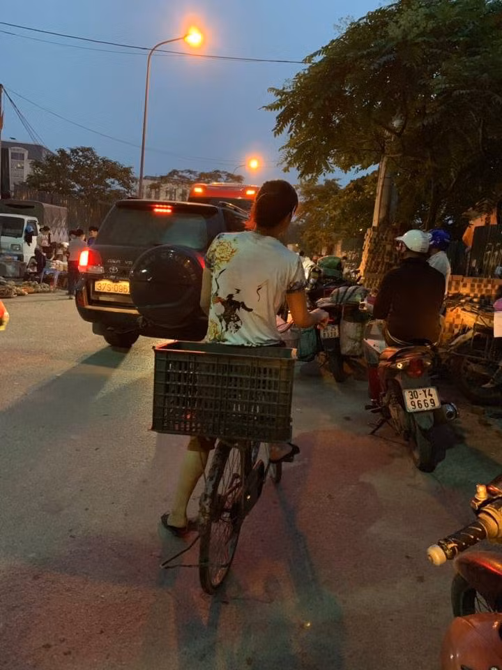 Đây là những hình ảnh mà PV ghi nhận mới nhất trong sáng ngày 8/4, toàn bộ vỉa hè dọc hai bên phố Trần Quốc Vượng đều bị những người tụ tập, họp chợ trái phép lấn chiếm. Trong khi đó, phía dưới lòng đường các phương tiện di chuyển vô cùng khó khăn do bị xe máy chở hàng, xe đạp, dừng đỗ ngang dọc.