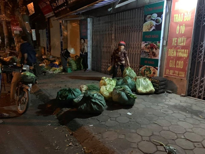 “Nếu muốn có được một chỗ bán ở đây phải trả từ 130 - 180 nghìn đồng/ngày đấy. Có người sẽ đến thu, không nộp thì không được bán”, - một nguồn tin nói với PV.