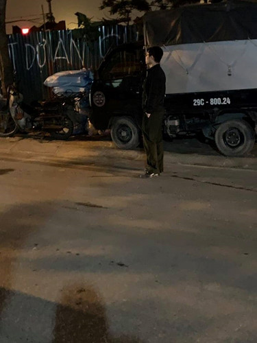 Dân phòng cũng có mặt, thế nhưng hoạt động buôn bán ở khu chợ trái phép trên phố Trần Quốc Vượng vẫn hàng ngày diễn ra.