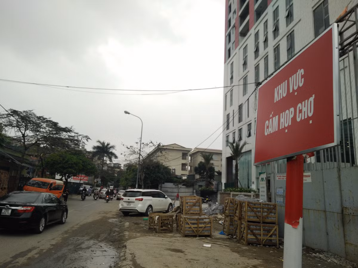 Ha Noi: Cho tam, khong phep 