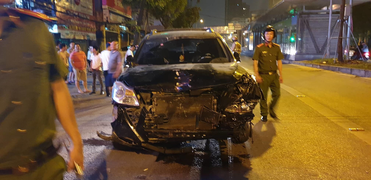 Xe “dien” dam lien hoan, nguoi phu nu quet rac tu vong o Ha Noi-Hinh-2