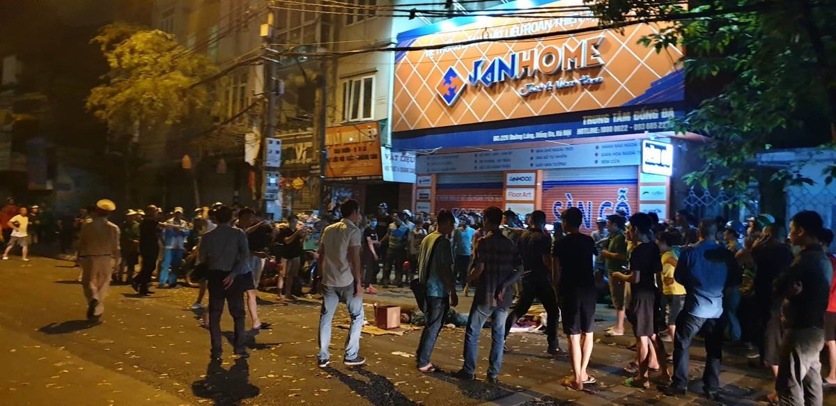 Xe “dien” dam lien hoan, nguoi phu nu quet rac tu vong o Ha Noi