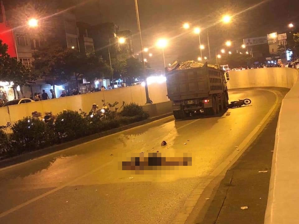 Ha Noi: Xe may va cham o to “ho vo”, nam thanh nien bi can chet tai cho