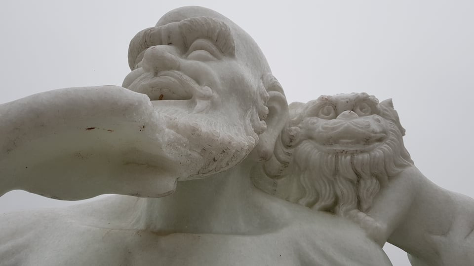 Hiện nay, di vật cổ của chùa còn lại là tấm bia đá hình trụ để ở ngoài sân. Cả bốn mặt bia đều khắc chữ, song do để lâu ngoài trời nên hai mặt bia bị bào mòn gần hết không còn nhận ra nét chữ. Chỉ còn mặt chính ghi là “Quốc Sư tự bi” và mặt bên ghi lại bài ký văn dài 60 câu. Một bên ghi rõ bia được dựng vào năm Chính Hòa thứ 19 (tức năm 1698).