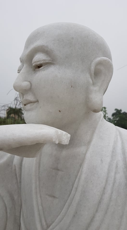 Chùa Khánh Long đang trong quá trình tu sửa, xung quanh không có tường bao, không có điện chiếu sáng phía ngoài.