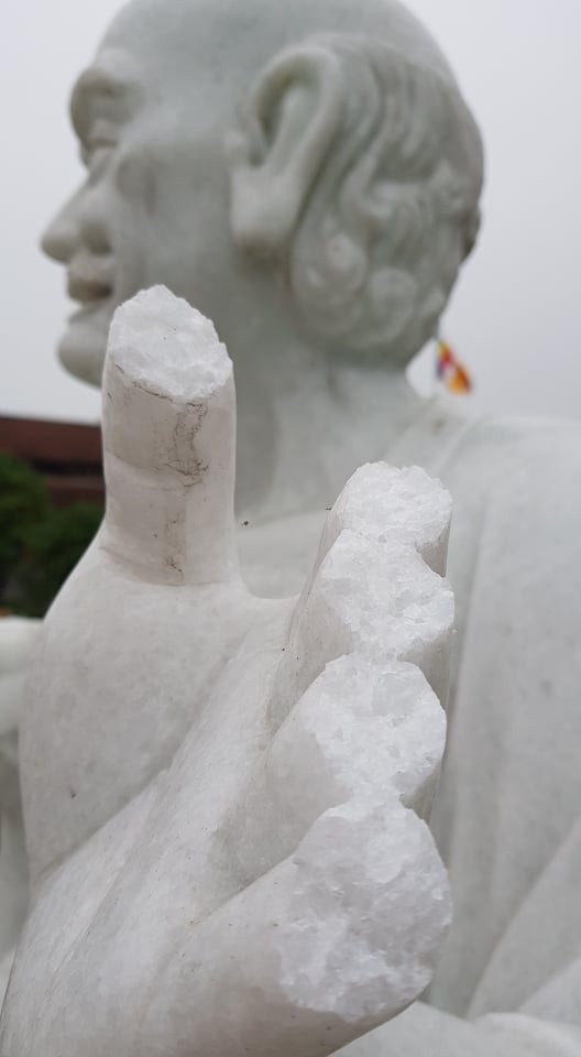 Ngón tay của các pho tượng phật La Hán bị đập phá hư hỏng.