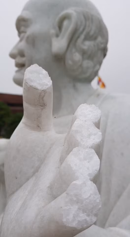 Ngón tay của các pho tượng phật La Hán bị đập phá hư hỏng.