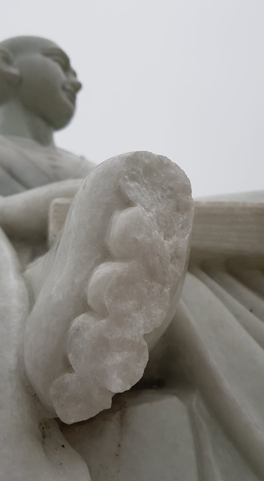 Nhìn hình ảnh các pho tượng La Hán bị kẻ xấu đập phá làm người dân bức xúc.