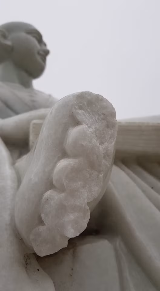 Nhìn hình ảnh các pho tượng La Hán bị kẻ xấu đập phá làm người dân bức xúc.