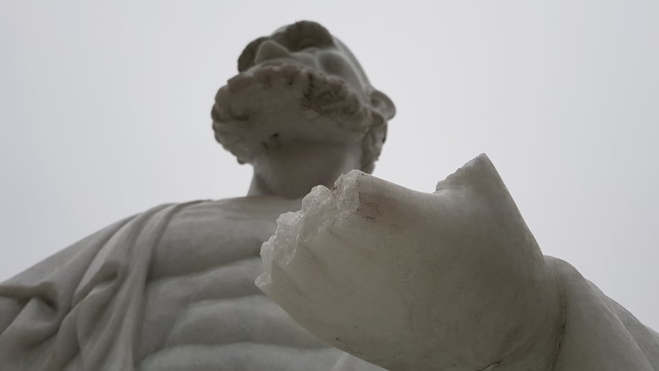 Theo lịch sử nhà chùa, chùa Khánh Long là ngôi chùa cổ ở thôn Vĩnh Thanh (xã Vĩnh Ngọc, Đông Anh, Hà Nội). Tương truyền, chùa được xây dựng từ đời Trần, trên khu đất khoáng đạt của làng, trông ra đê. Trải qua thăng trầm lịch sử, ngôi Tam Bảo cổ kính không còn nữa. Sau ngày hòa bình lập lại, nhân dân địa phương mới dựng tạm một ngôi chùa để thờ Phật.