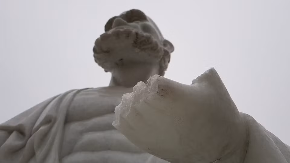 Theo lịch sử nhà chùa, chùa Khánh Long là ngôi chùa cổ ở thôn Vĩnh Thanh (xã Vĩnh Ngọc, Đông Anh, Hà Nội). Tương truyền, chùa được xây dựng từ đời Trần, trên khu đất khoáng đạt của làng, trông ra đê. Trải qua thăng trầm lịch sử, ngôi Tam Bảo cổ kính không còn nữa. Sau ngày hòa bình lập lại, nhân dân địa phương mới dựng tạm một ngôi chùa để thờ Phật.