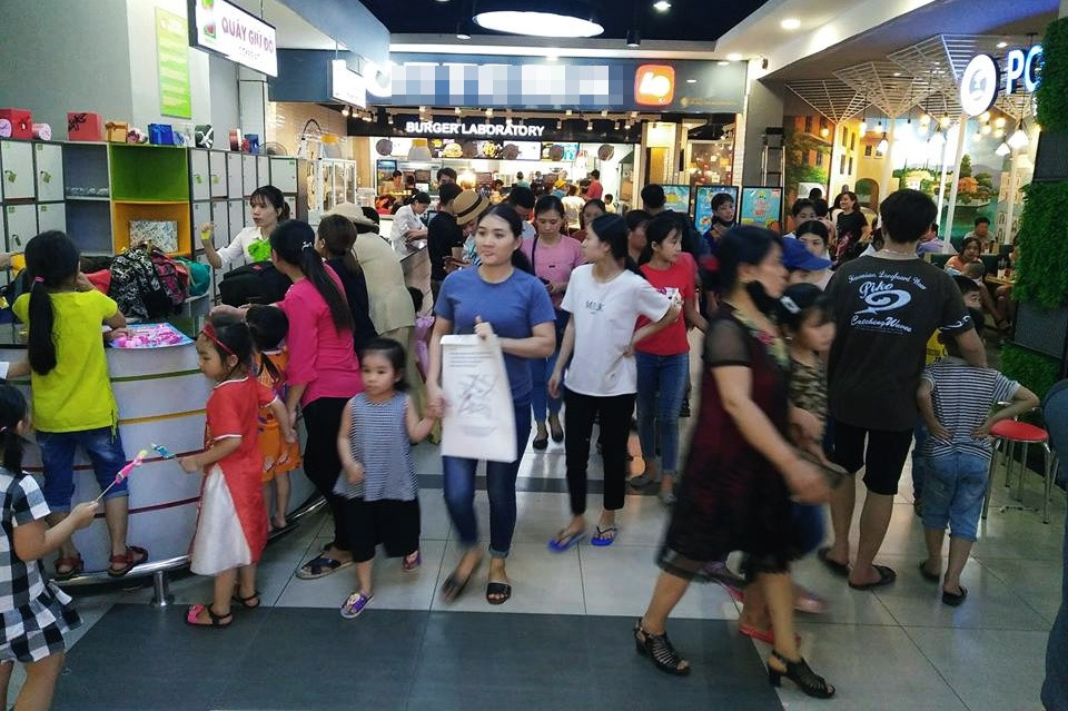 Ghi nhận của PV Kiến Thức từ sáng đến trưa ngày 29/4, tại một Trung tâm thương mại (TTTM), siêu thị trên đường Trần Duy Hưng, lượng khách đổ về đây vui chơi, mua sắm dịp nghỉ lễ 30/4-1/5 rất đông.