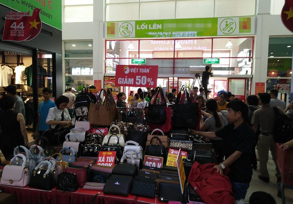 Tại các quầy hàng giảm giá "sốc" luôn thu hút đông đảo khách hàng .