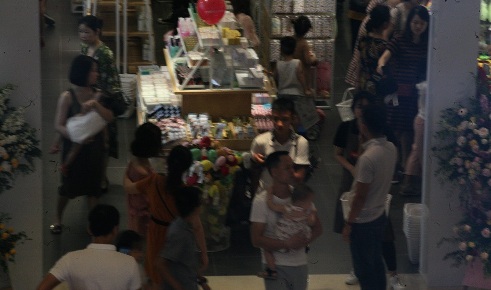 Tương tự, tại một TTTM khác vừa khai trương trên đường Trần Duy Hưng, lượng khách đổ xô đến đây cũng khá nhiều.