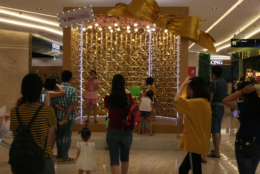 Các gia đình tranh thủ chụp những bức ảnh để lưu lại làm kỷ niệm.