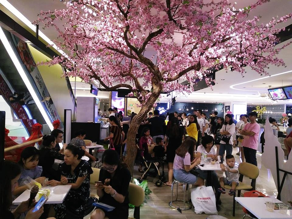 Du khách khá thích thú với cảnh sắc được trang trí bắt mắt bên trong TTTM này.