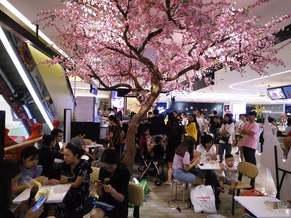 Du khách khá thích thú với cảnh sắc được trang trí bắt mắt bên trong TTTM này.