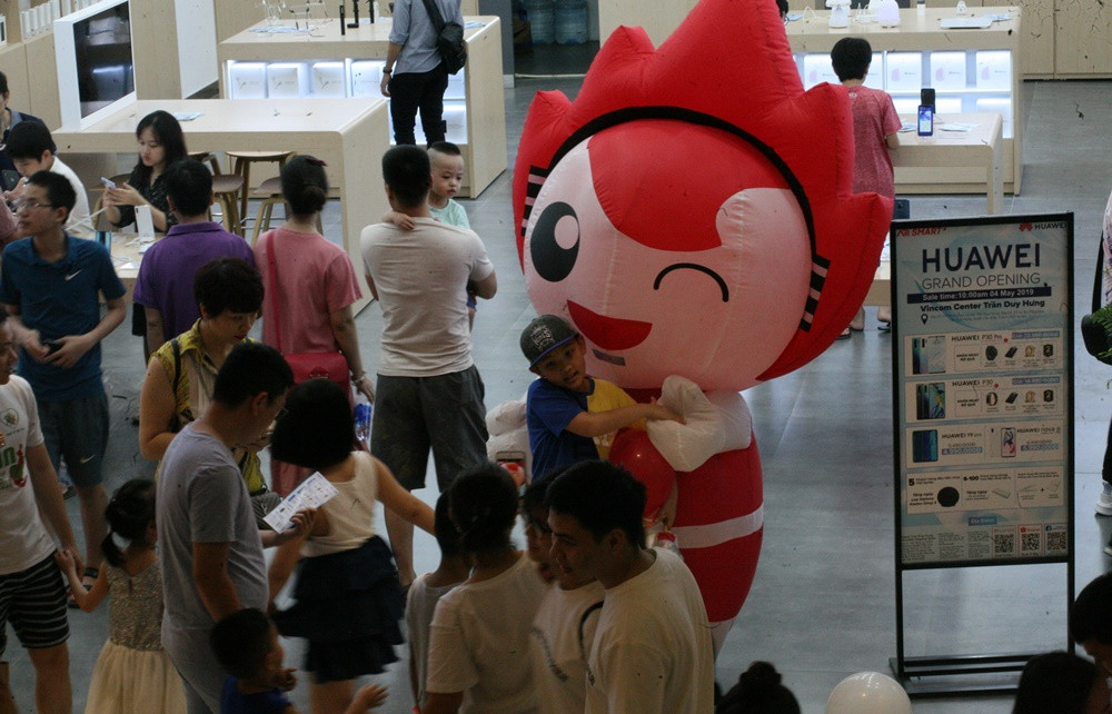 Trẻ em tha hồ vui đùa trong không gian mát mẻ.