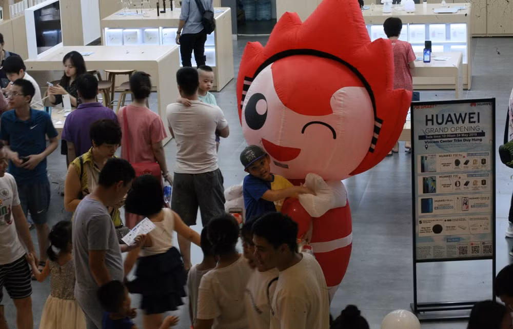 Trẻ em tha hồ vui đùa trong không gian mát mẻ.