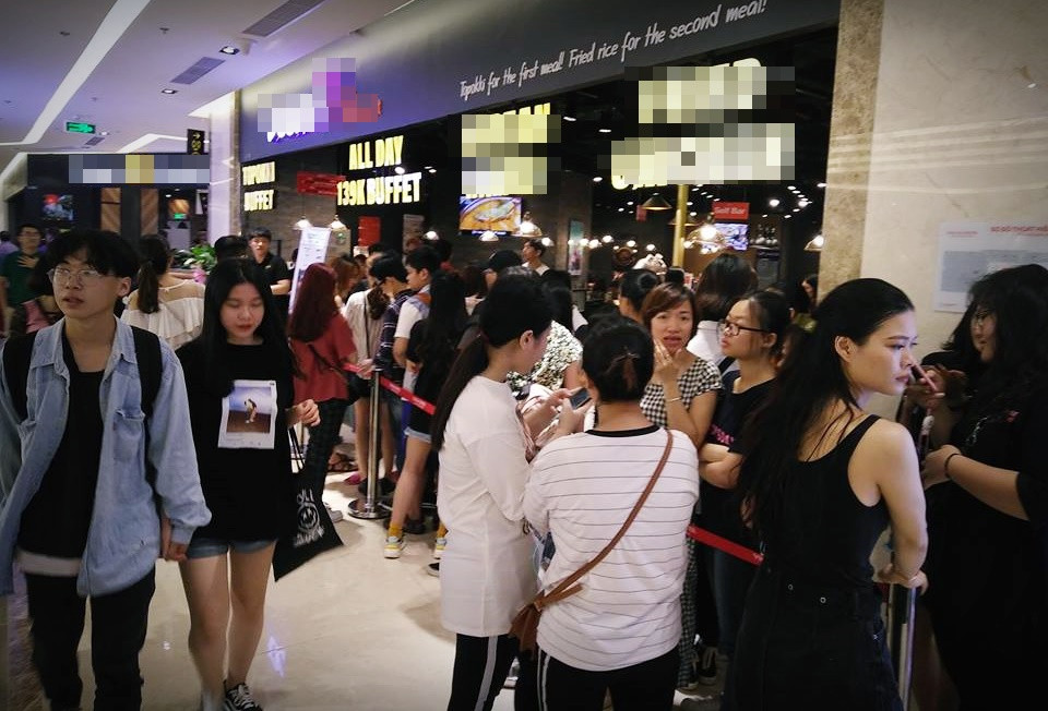 Nhiều cặp đôi cũng tranh thủ đưa nhau vào TTTM vui chơi nhân dịp nghỉ lễ 30/4.