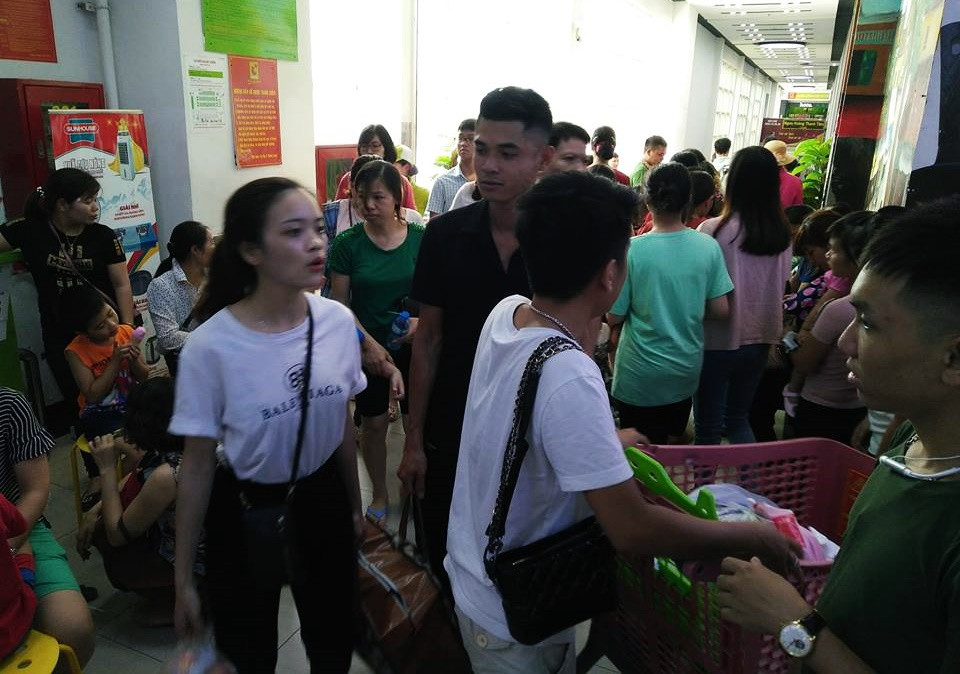 Do thời tiết ở Hà Nội ngày hôm nay nắng nóng, oi bức nên càng về trưa người dân kéo vào đây càng đông.