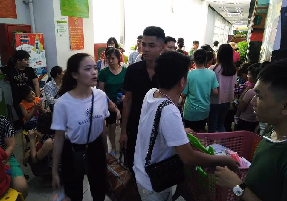 Do thời tiết ở Hà Nội ngày hôm nay nắng nóng, oi bức nên càng về trưa người dân kéo vào đây càng đông.