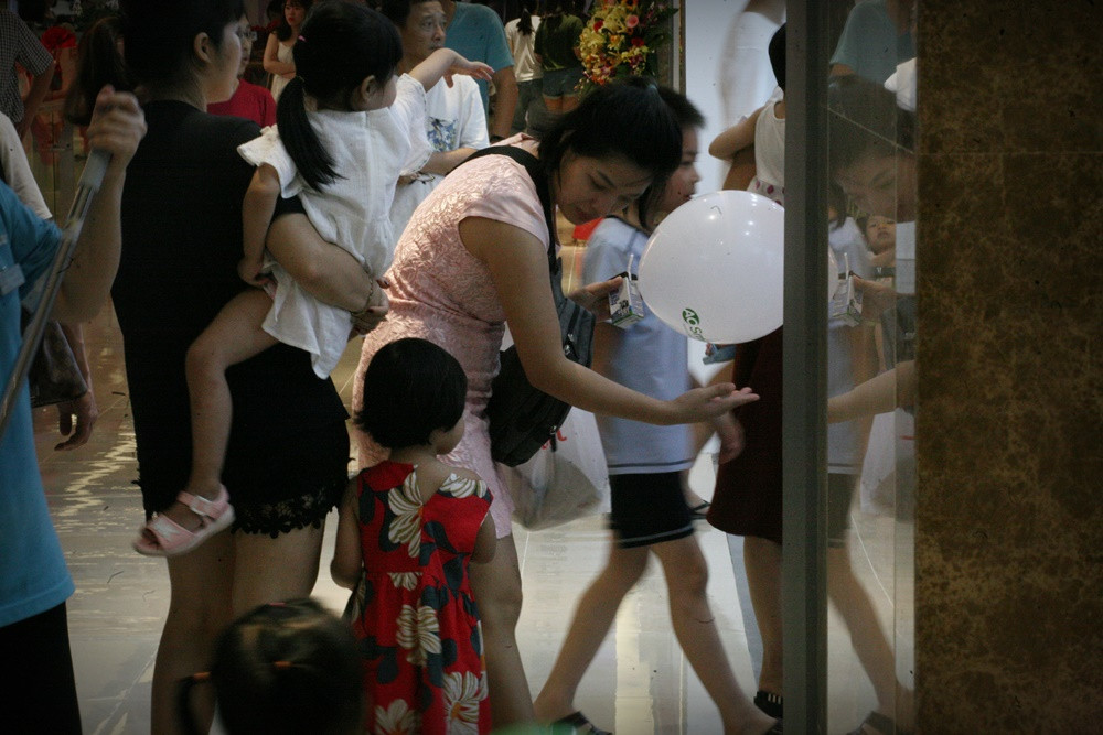 Quần áo, giày dép, túi xách... là những mặt hàng được thượng đế chú ý nhất.