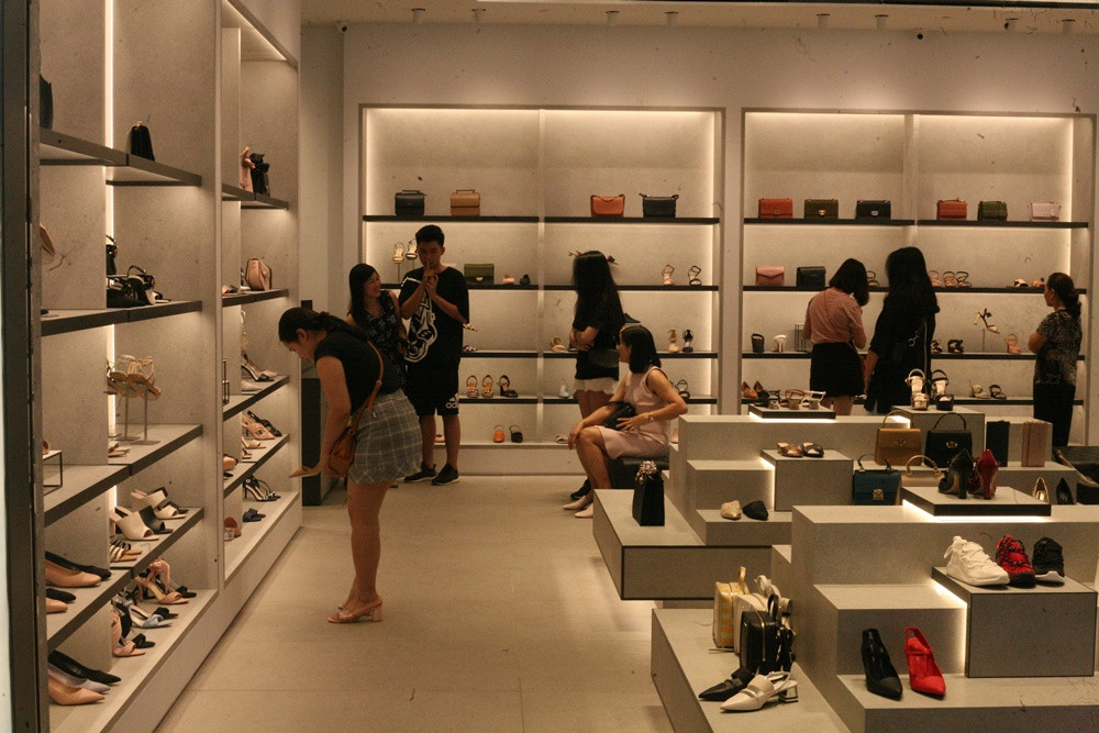 Chị em tha hồ lựa chọn, mua sắm các mặt hàng túi xách, giày trong TTTM này.