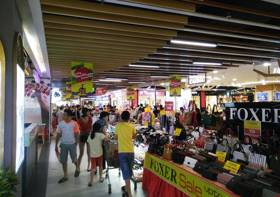 Để thu hút khách hàng dịp nghỉ lễ 30/4-1/5 này, nhiều cửa hàng nhỏ trong TTTM này đã tung chiêu giảm giá 20 - 30%/1 sản phẩm, thậm chí có cửa hàng sẵn sàng giảm giá tới 50%/1 sản phẩm.