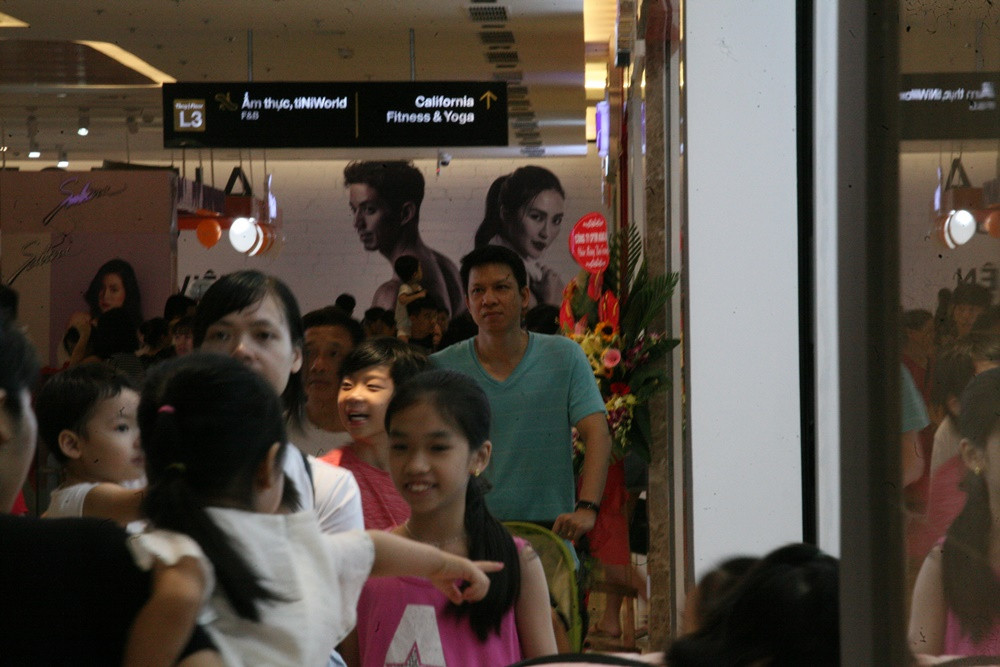 "Gia đình định đưa con ra các khu công viên chơi, nhưng thời tiết hôm nay nóng quá nên đành cho các cháu vào TTTM để trốn nắng, vừa tiện mua sắm luôn", một người dân chia sẻ.