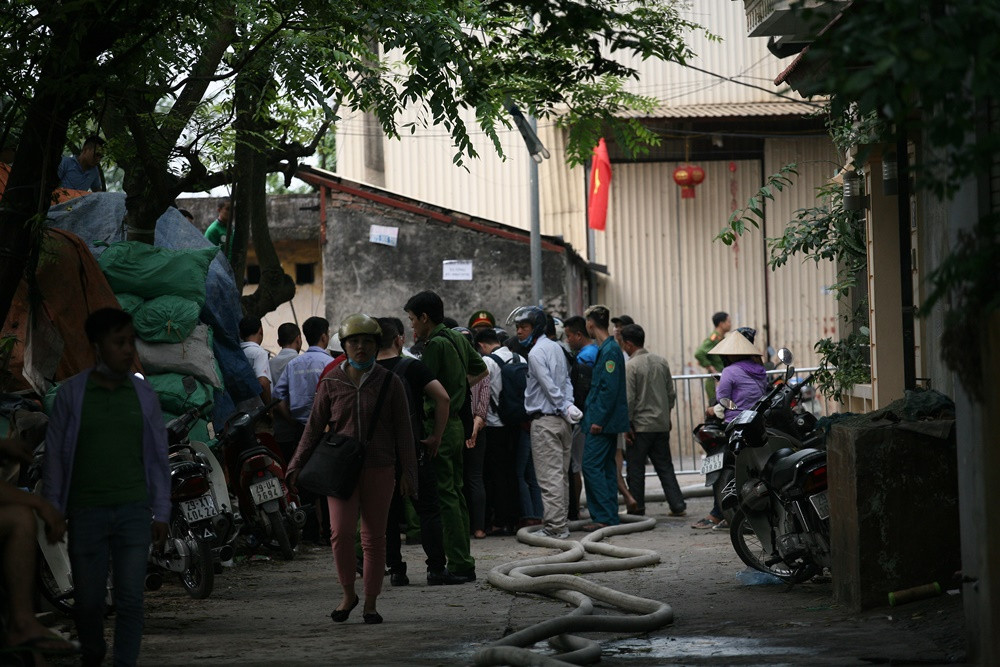 Mọi người hồi hộp chờ lực lượng cứu hộ tìm kiếm các nạn nhân.