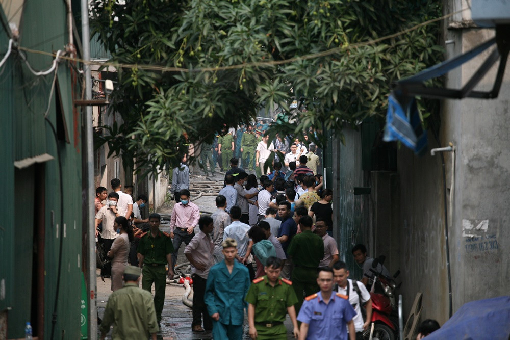 Các lực lượng chức năng làm nhiệm vụ bên trong hiện trường.