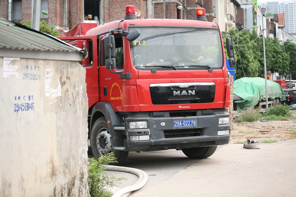 Xe chữa cháy tiếp tục được đưa đến hiện trường để phun nước làm mát.