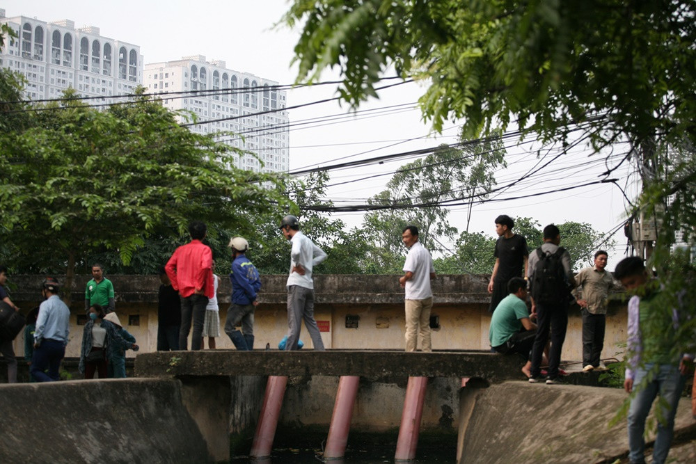 Người dân đứng xung quanh hiện trường để theo dõi tình hình.