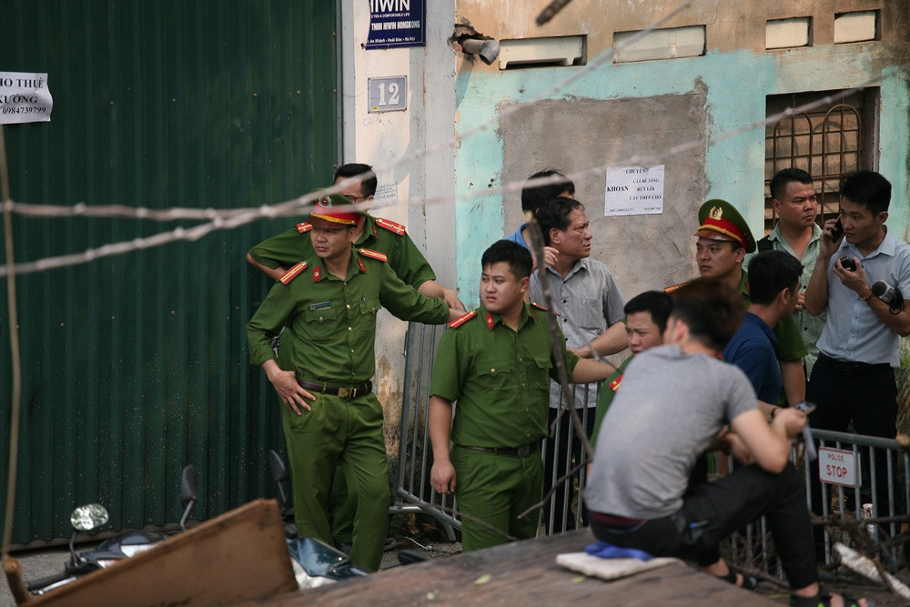 Khu vực hiện trường cấm những người không liên quan ra vào.