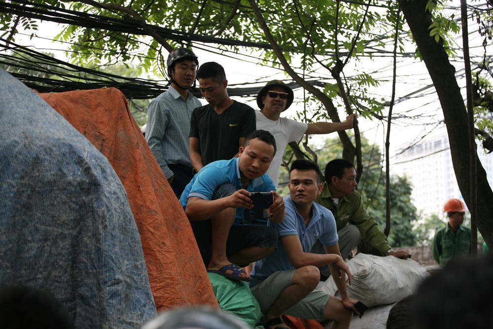 Những người dân địa phương đến theo dõi vụ cháy.