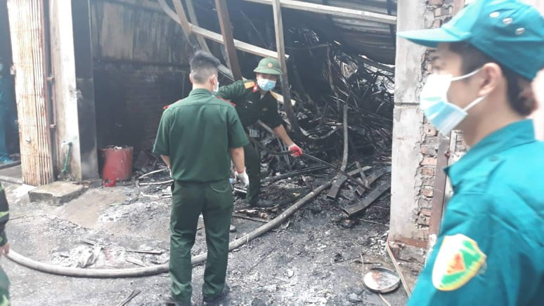 Đến khoảng 9h30 sáng cùng ngày, các lực lượng chức năng vẫn phong tỏa, khám nghiệm hiện trường và tìm kiếm các nạn nhân mất tích.