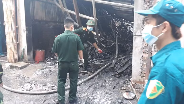 Đến khoảng 9h30 sáng cùng ngày, các lực lượng chức năng vẫn phong tỏa, khám nghiệm hiện trường và tìm kiếm các nạn nhân mất tích.